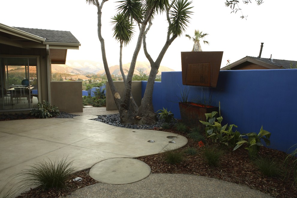Moderner Garten mit Wasserspiel in San Luis Obispo