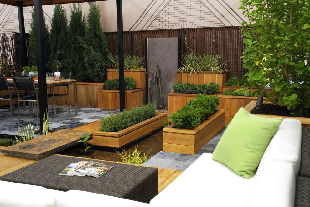 Idée de décoration pour un jardin sur toit design de taille moyenne avec une terrasse en bois.