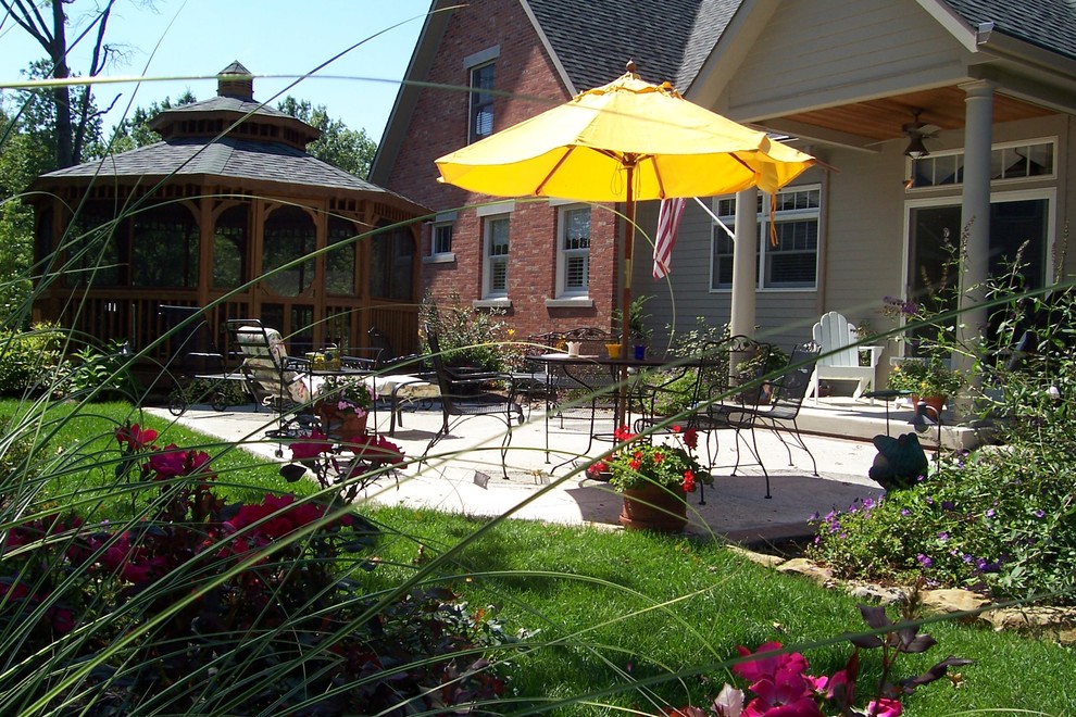 Foto di un giardino classico esposto in pieno sole di medie dimensioni e nel cortile laterale in estate con pavimentazioni in mattoni