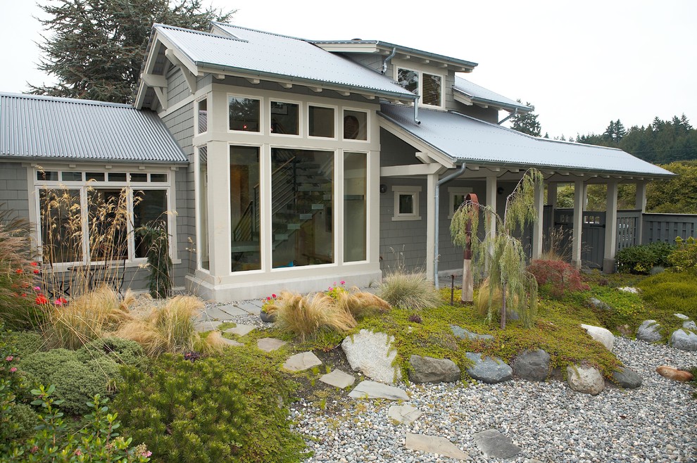Immagine di un giardino design dietro casa con ghiaia e scale