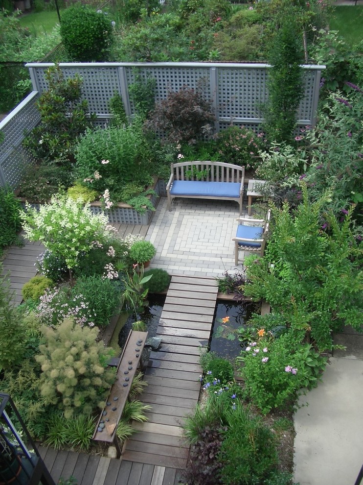 Свежая идея для дизайна: участок и сад среднего размера на заднем дворе в стиле неоклассика (современная классика) с полуденной тенью - отличное фото интерьера