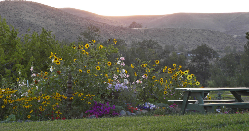 Photo of a farmhouse full sun backyard landscaping in Boise for summer.