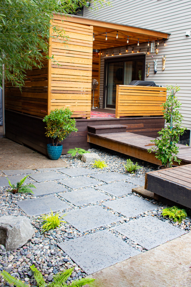 Kleiner, Schattiger Asiatischer Garten im Sommer, hinter dem Haus mit Sichtschutz und Betonboden in Portland
