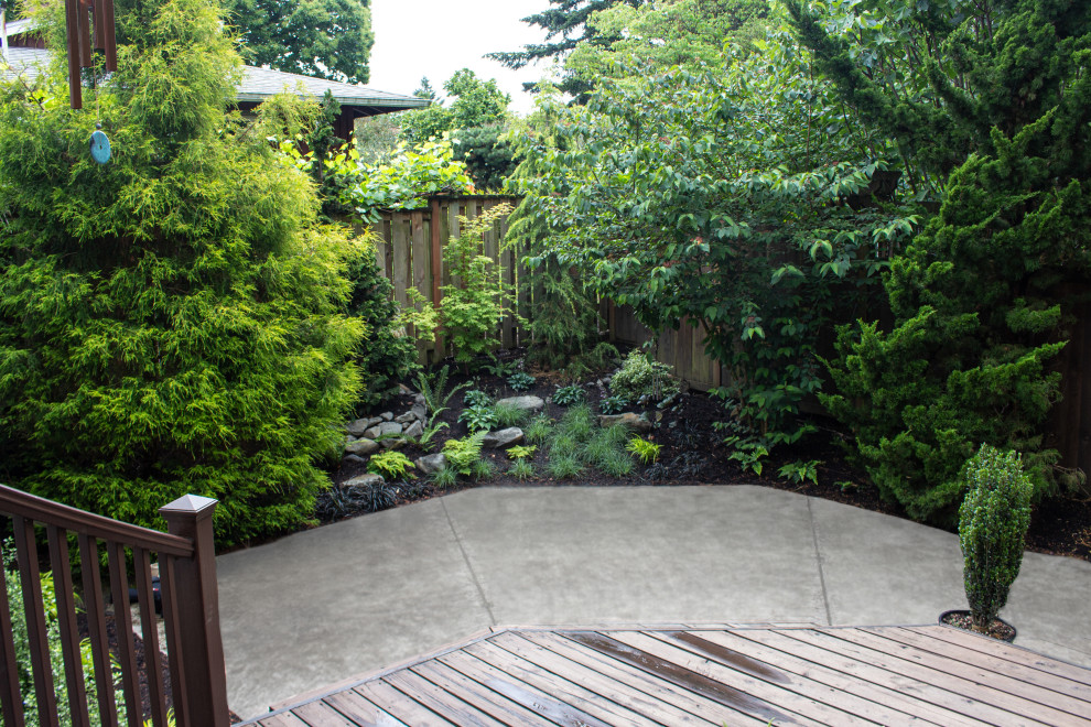 Foto di un piccolo privacy in giardino etnico in ombra dietro casa in estate con pedane