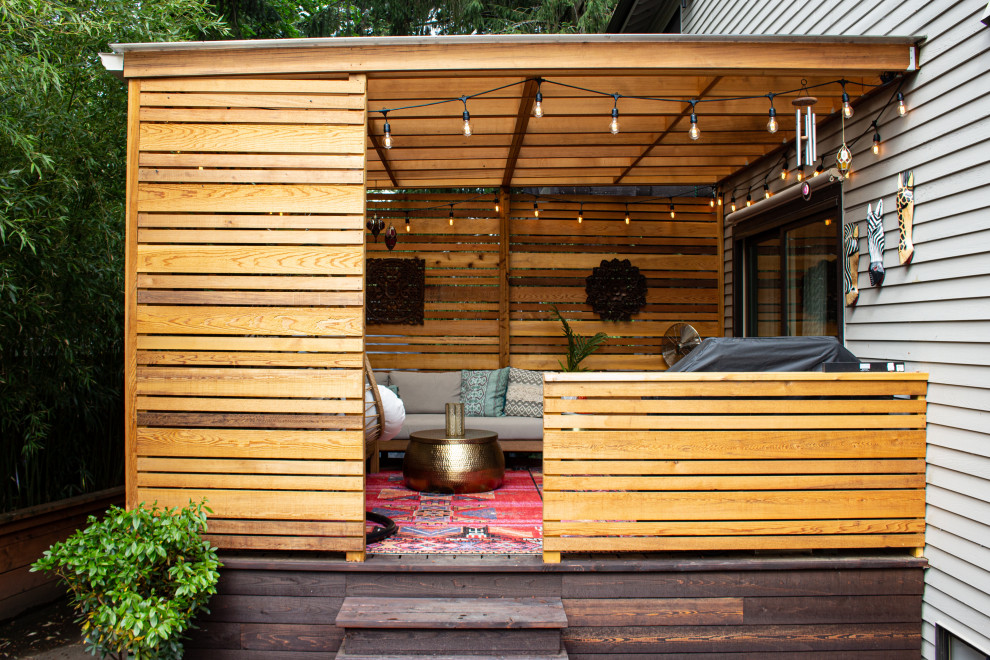 Inspiration pour un petit jardin arrière asiatique l'été avec des solutions pour vis-à-vis, une exposition ombragée et une terrasse en bois.