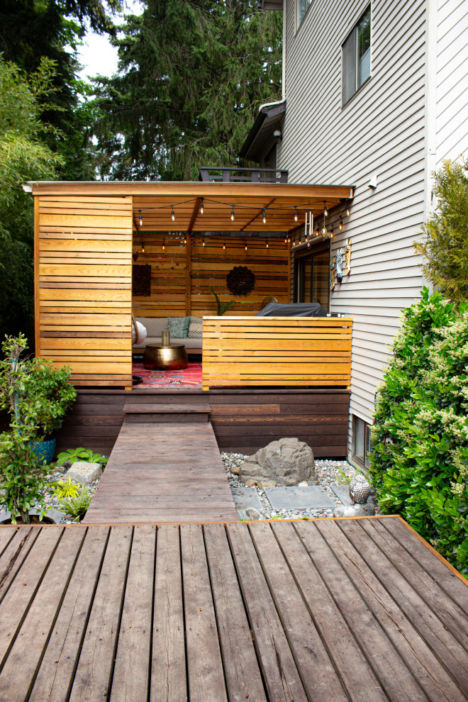 Imagen de jardín de estilo zen pequeño en verano en patio trasero con privacidad, exposición reducida al sol y entablado