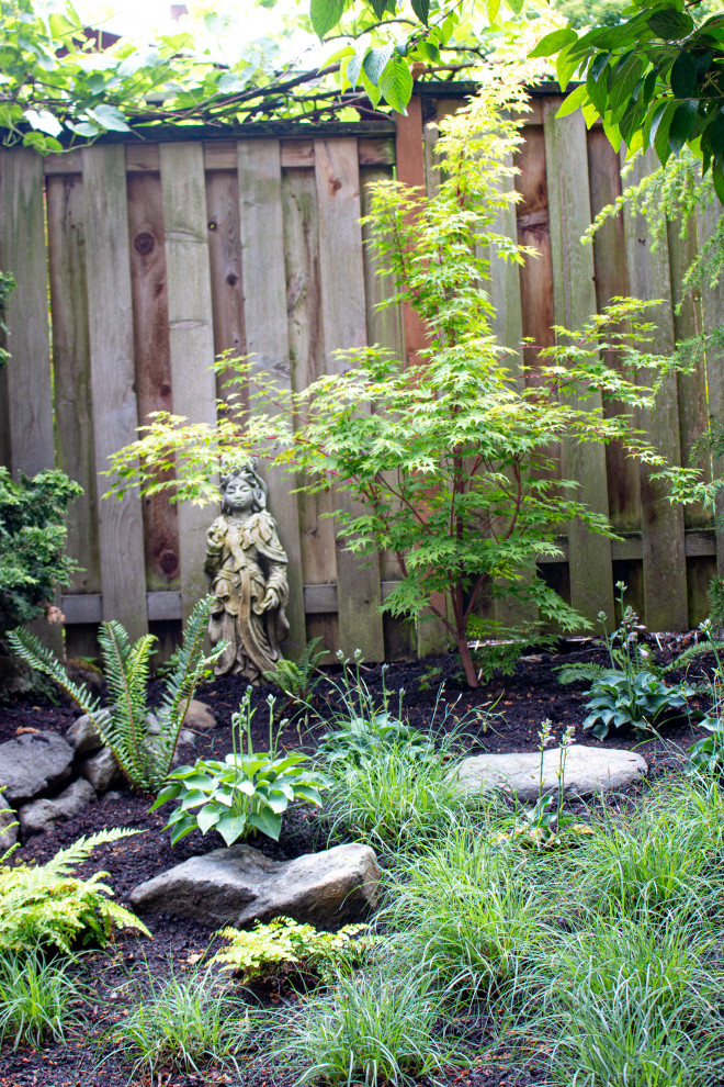 Exemple d'un petit jardin arrière asiatique l'été avec des solutions pour vis-à-vis, une exposition ombragée et une terrasse en bois.