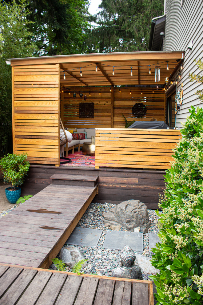 Kleiner, Schattiger Asiatischer Garten im Sommer, hinter dem Haus mit Sichtschutz und Dielen in Portland