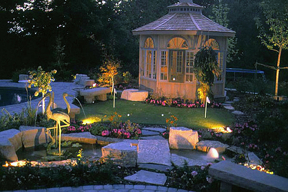 Inspiration för klassiska trädgårdar, med en trädgårdsgång och naturstensplattor