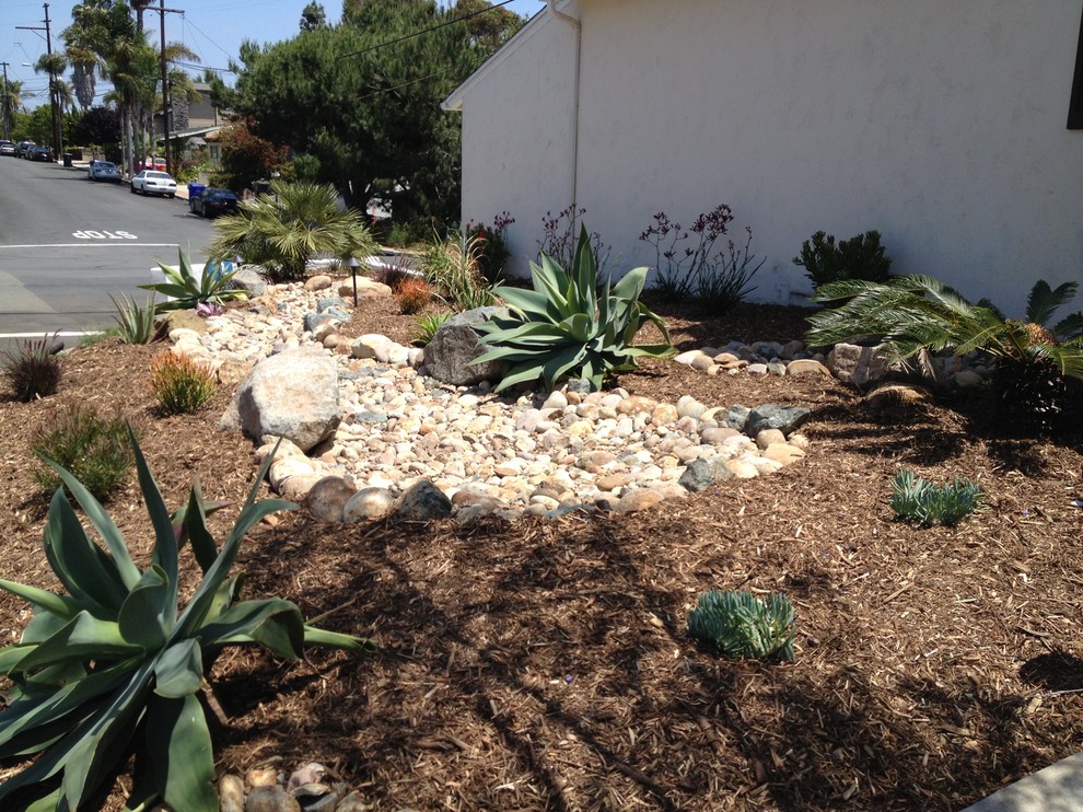 This is an example of a mid-sized traditional drought-tolerant and full sun backyard stone and stone fence walkway in San Diego for spring.