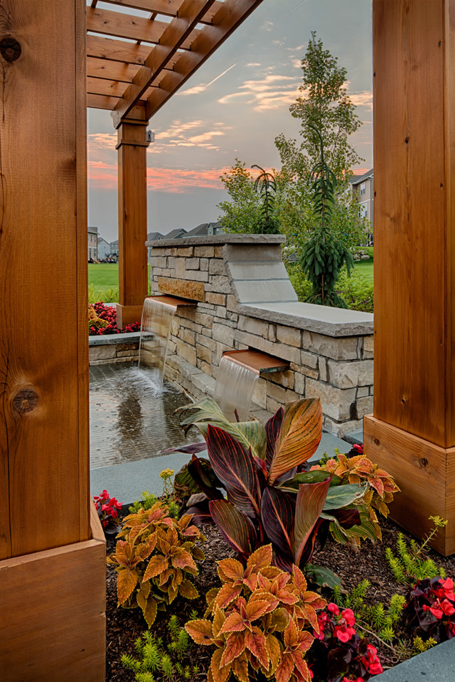 Пример оригинального дизайна: садовый фонтан среднего размера на заднем дворе в классическом стиле с покрытием из каменной брусчатки