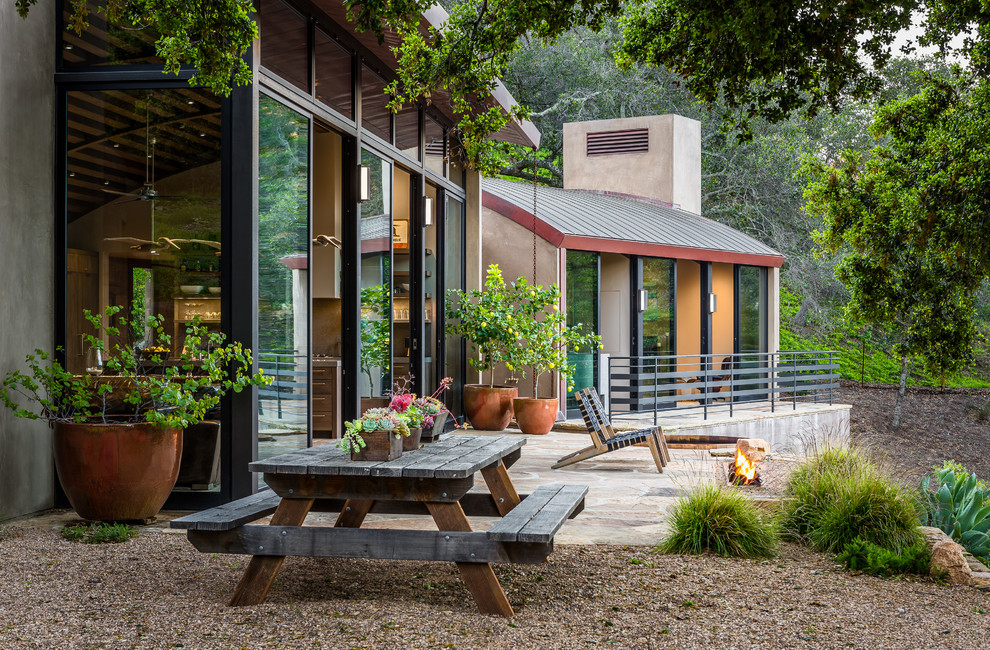 Halbschattiger Moderner Garten hinter dem Haus mit Natursteinplatten in Santa Barbara