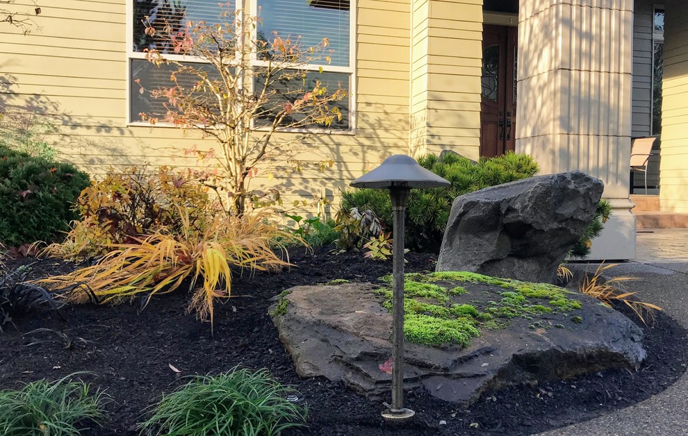 Geräumiger Asiatischer Garten mit Auffahrt in Portland
