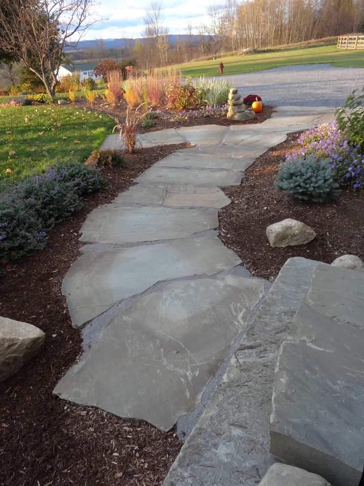 Exemple d'un jardin avant montagne avec une exposition ensoleillée et des pavés en pierre naturelle.