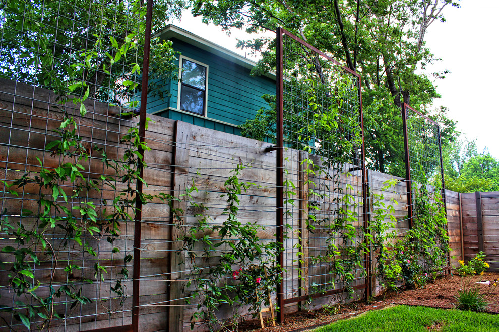 Foto di un giardino moderno di medie dimensioni e dietro casa in estate con pavimentazioni in cemento