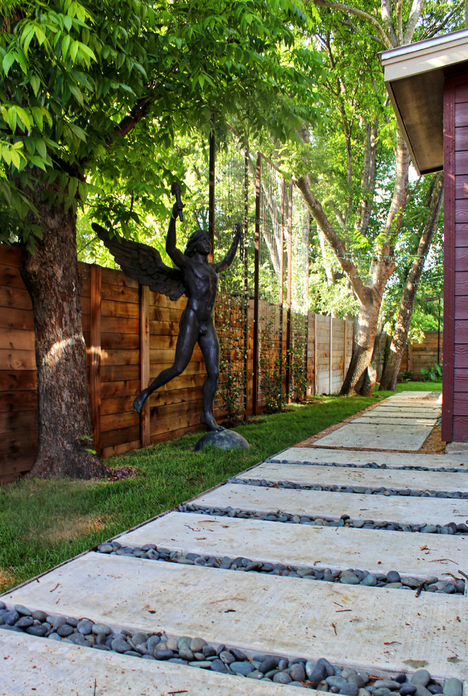Ispirazione per un giardino moderno di medie dimensioni e dietro casa in estate con un ingresso o sentiero e pavimentazioni in cemento
