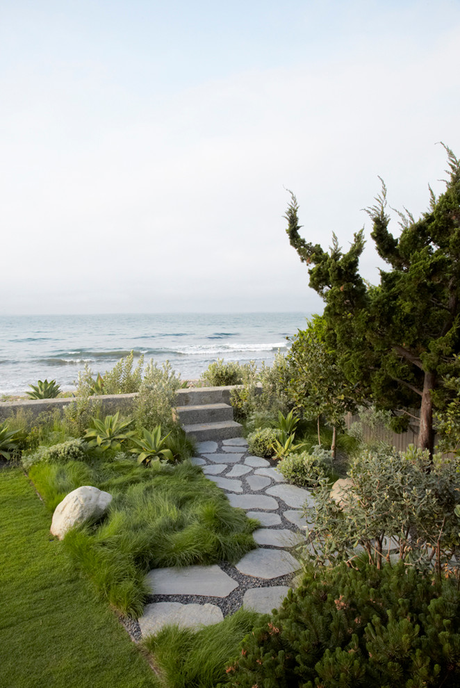 На фото: солнечный участок и сад в морском стиле с садовой дорожкой или калиткой, хорошей освещенностью и покрытием из каменной брусчатки
