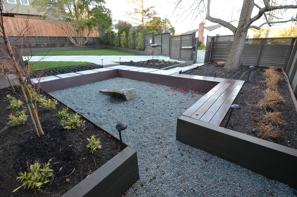 Esempio di un grande giardino moderno esposto a mezz'ombra davanti casa in primavera con fontane e pavimentazioni in cemento