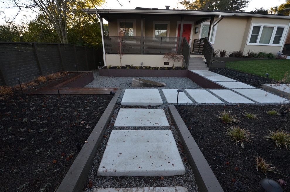 Idee per un grande giardino minimalista esposto a mezz'ombra davanti casa in primavera con fontane e pavimentazioni in cemento