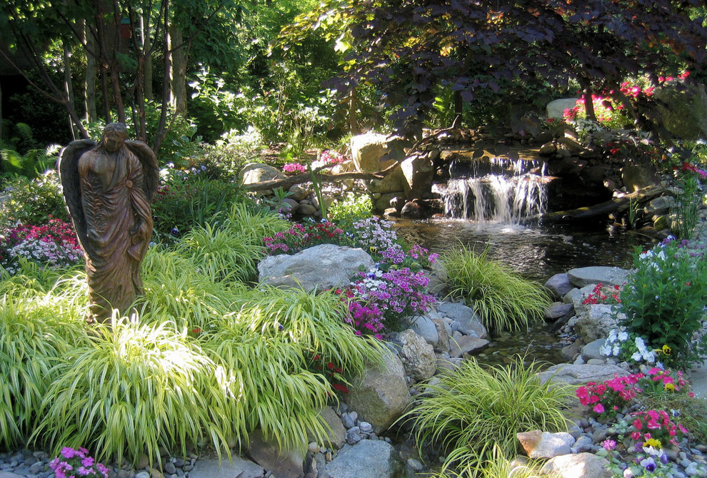 На фото: садовый фонтан на заднем дворе в стиле рустика