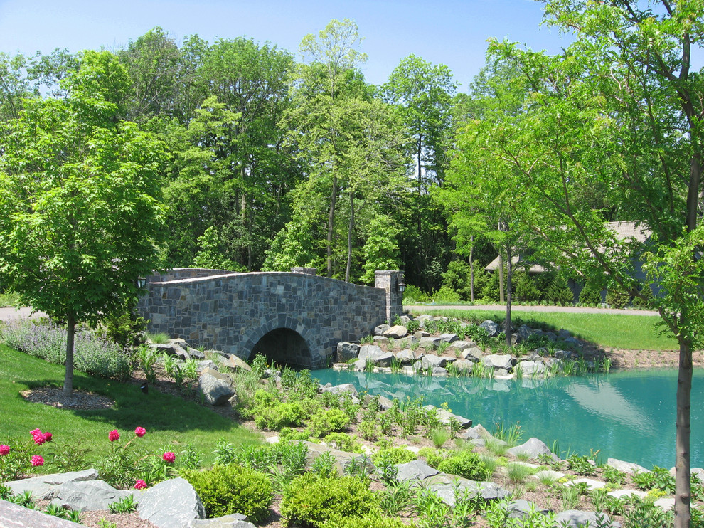 Design ideas for a traditional garden in Milwaukee with a water feature.