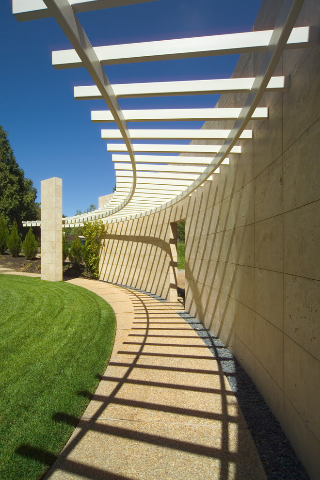 Immagine di un grande giardino xeriscape minimalista esposto a mezz'ombra in cortile con un ingresso o sentiero