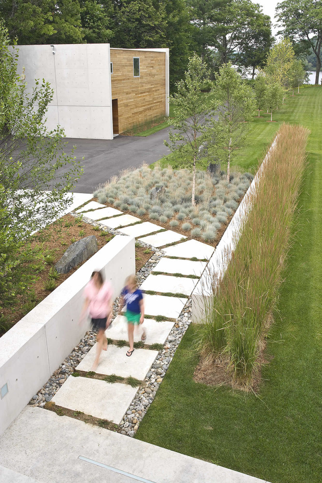 Idee per un giardino moderno esposto in pieno sole con pavimentazioni in cemento e passi giapponesi