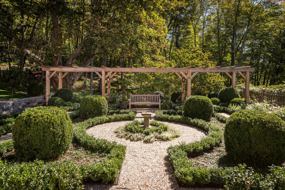 На фото: регулярный сад на заднем дворе в классическом стиле с садовой дорожкой или калиткой, с перголой и покрытием из гравия