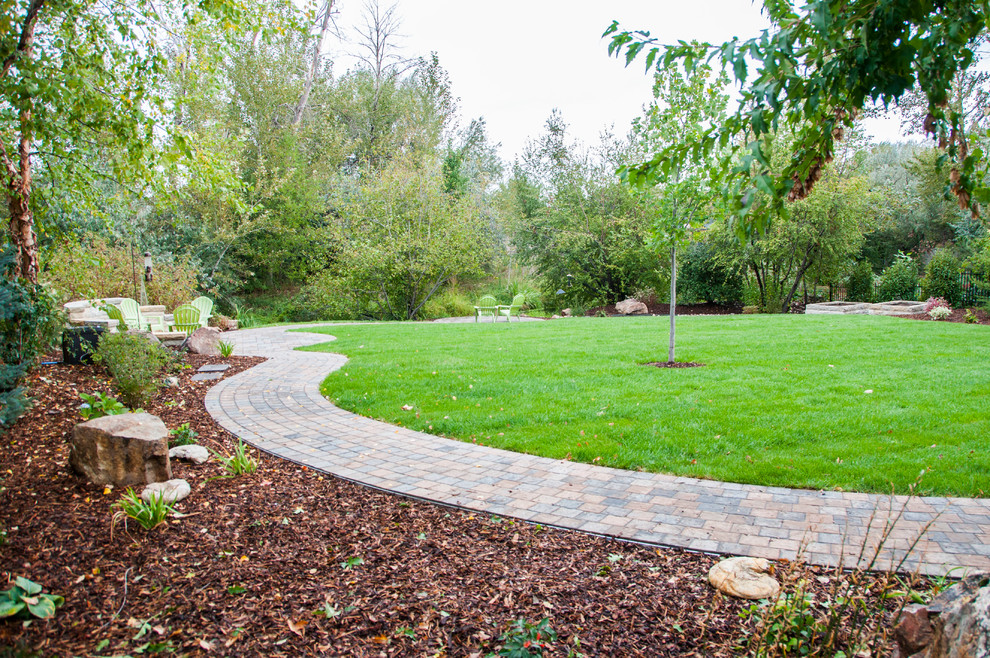Mittelgroßer, Halbschattiger Moderner Gartenweg hinter dem Haus mit Natursteinplatten in Boise