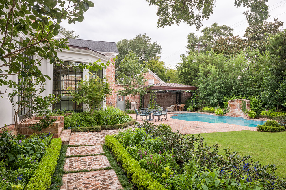 Geometrischer, Mittelgroßer, Halbschattiger Klassischer Garten im Sommer, hinter dem Haus mit Wasserspiel und Pflastersteinen in Houston