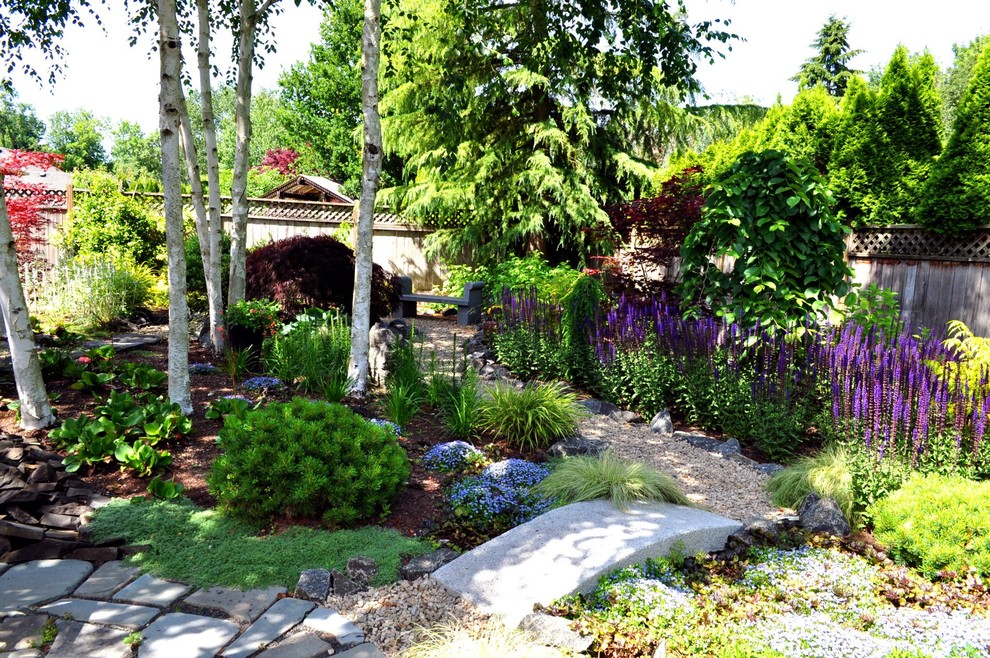Inspiration för en stor eklektisk trädgård i delvis sol, med en trädgårdsgång och grus