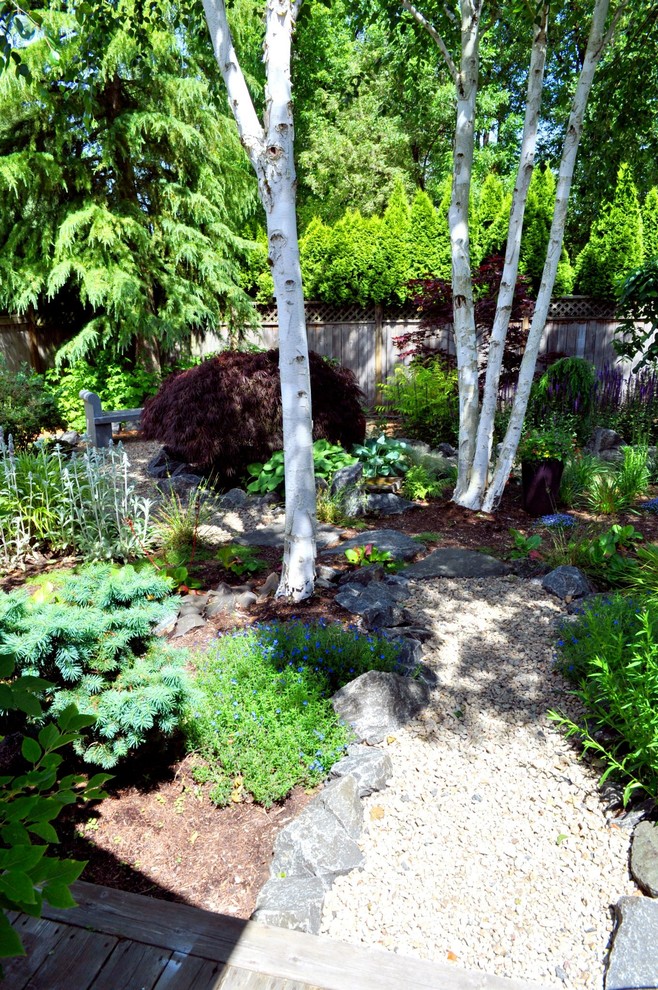 Свежая идея для дизайна: большой регулярный сад на заднем дворе в стиле фьюжн с садовой дорожкой или калиткой, полуденной тенью и покрытием из гравия - отличное фото интерьера