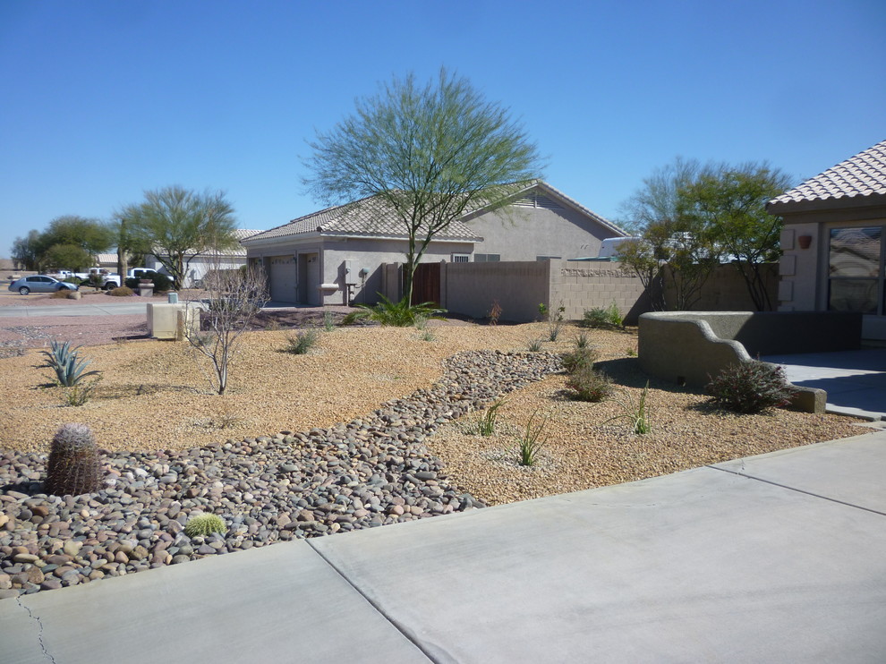 This is an example of a contemporary garden in Phoenix with decorative stones.