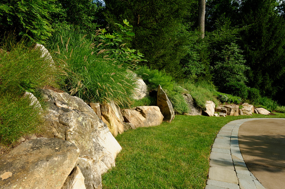 Klassischer Hanggarten mit Auffahrt und Steindeko in Washington, D.C.