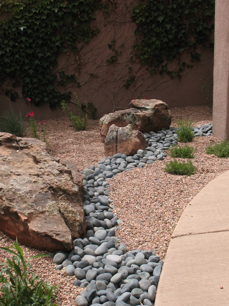 Photo of a large classic front xeriscape full sun garden in Albuquerque with gravel.