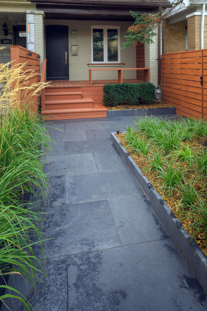 Diseño de camino de jardín minimalista pequeño en patio delantero con exposición parcial al sol y adoquines de piedra natural