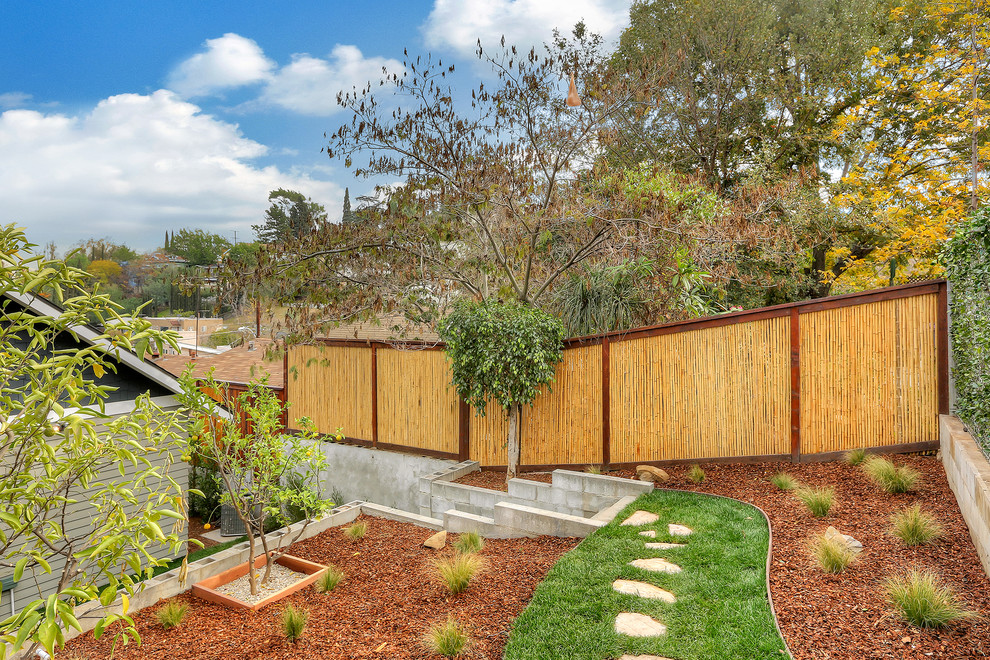 Photo of a transitional landscaping in Los Angeles.