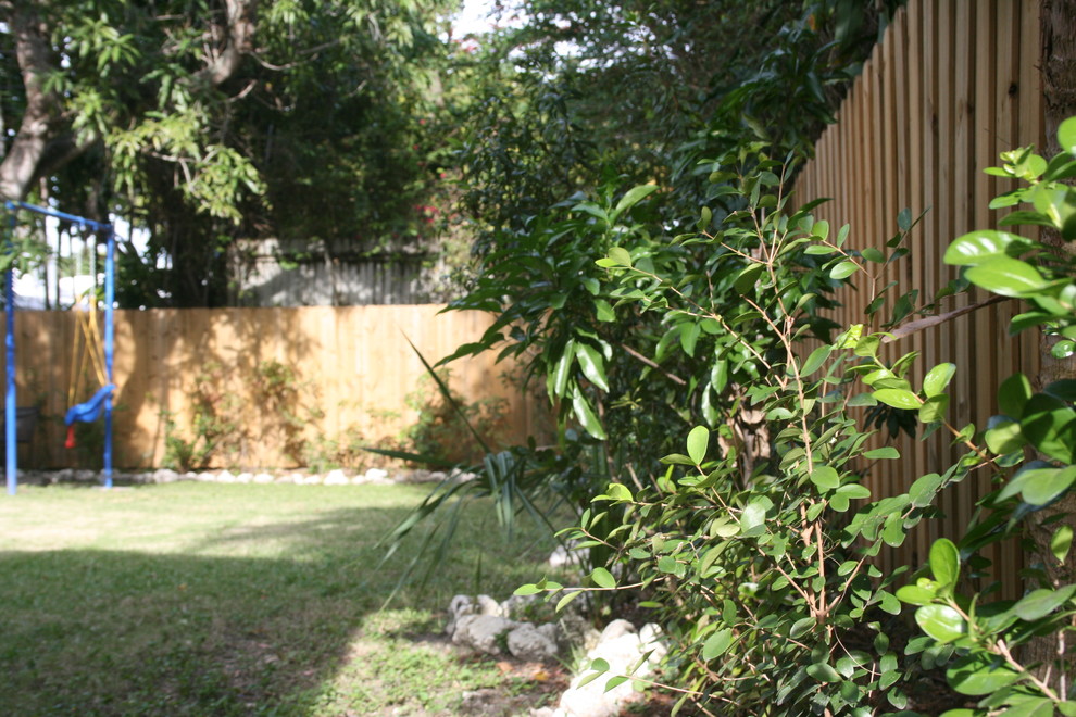 Immagine di un piccolo giardino tropicale in ombra dietro casa