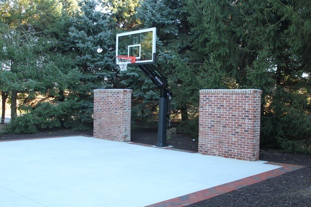 Inspiration for a large traditional back partial sun garden in Philadelphia with an outdoor sport court.