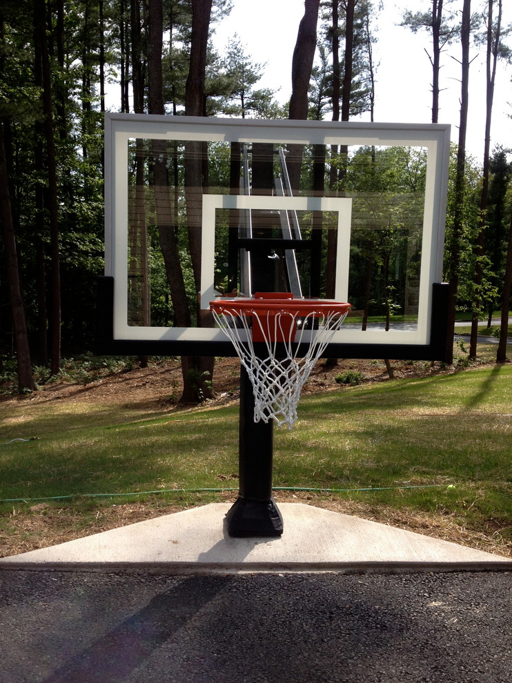 This is an example of a large traditional full sun front yard decomposed granite outdoor sport court in Houston.