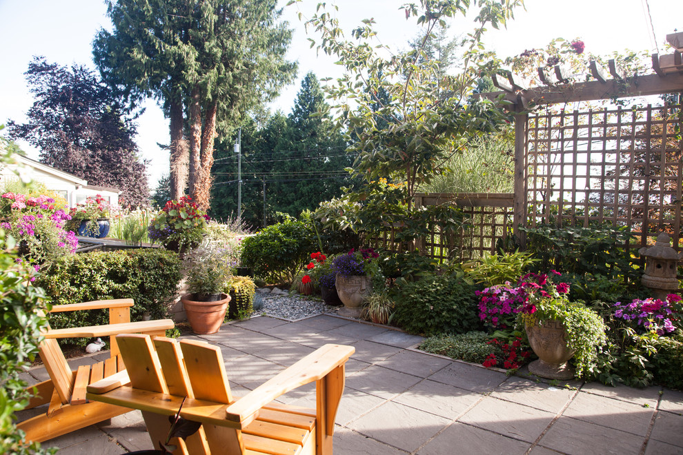 Пример оригинального дизайна: маленький участок и сад на заднем дворе в стиле неоклассика (современная классика) с покрытием из каменной брусчатки для на участке и в саду