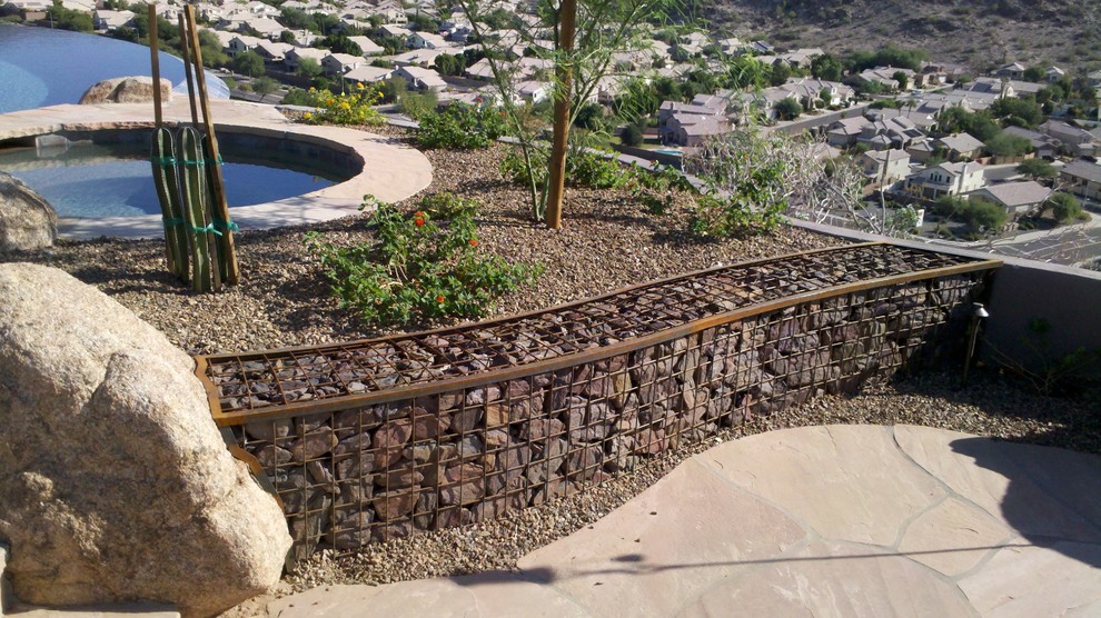 Foto de jardín de secano de estilo americano grande en patio trasero con muro de contención y exposición total al sol