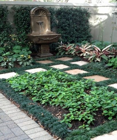 Idées déco pour un petit jardin sur cour victorien l'été avec un point d'eau et une exposition ombragée.