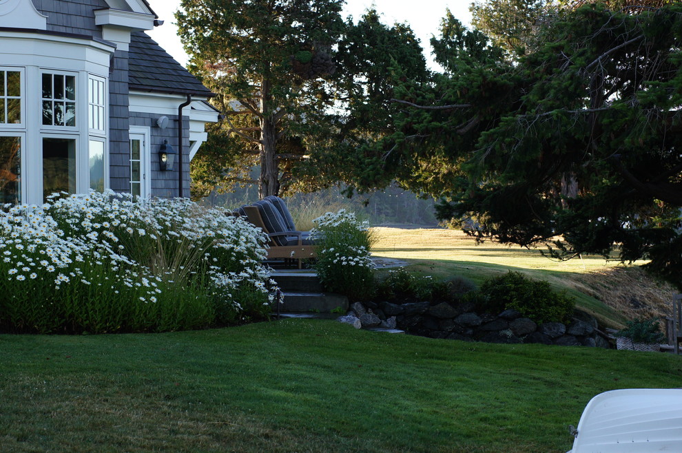 На фото: большой летний участок и сад на заднем дворе в морском стиле с садовой дорожкой или калиткой, полуденной тенью и покрытием из каменной брусчатки