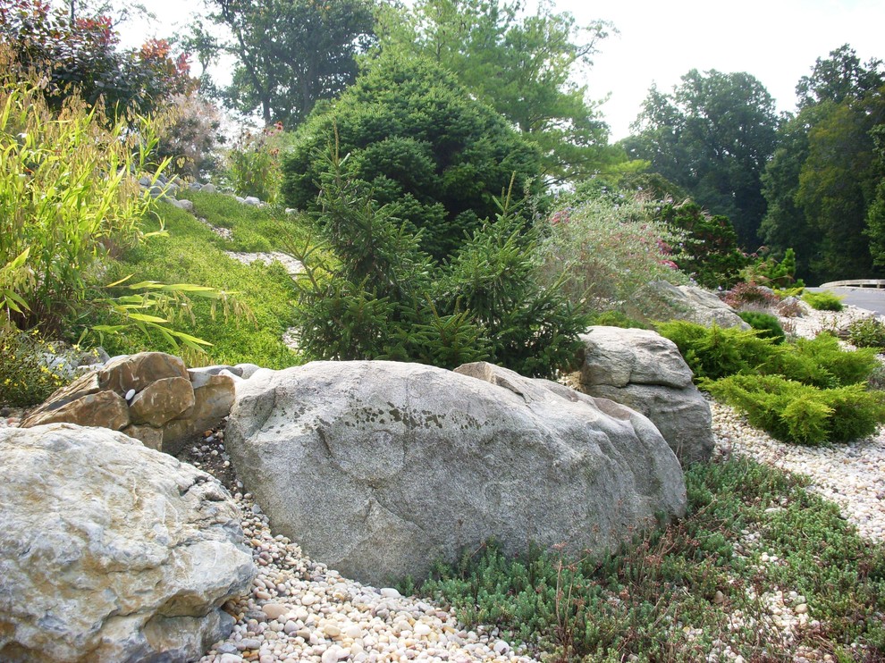 Foto di un giardino minimal con un pendio, una collina o una riva