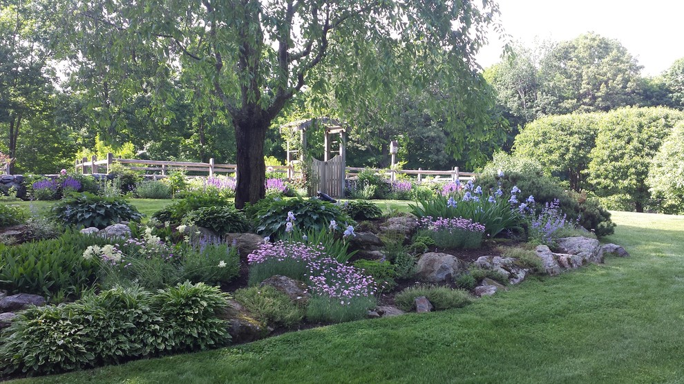 Cette photo montre un jardin arrière chic de taille moyenne avec une exposition partiellement ombragée.