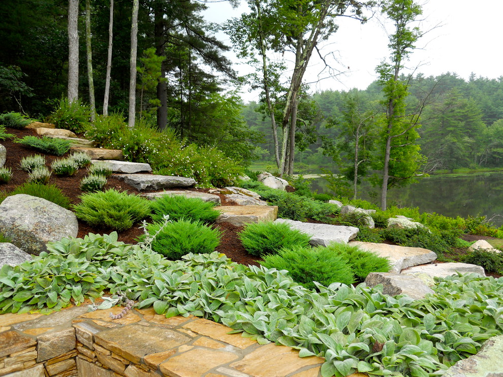 プロビデンスにある広いトラディショナルスタイルのおしゃれな庭 (擁壁、日向、天然石敷き) の写真