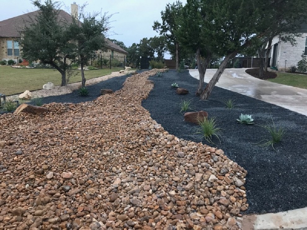 Design ideas for a large modern drought-tolerant and full sun side yard gravel garden path in Austin.