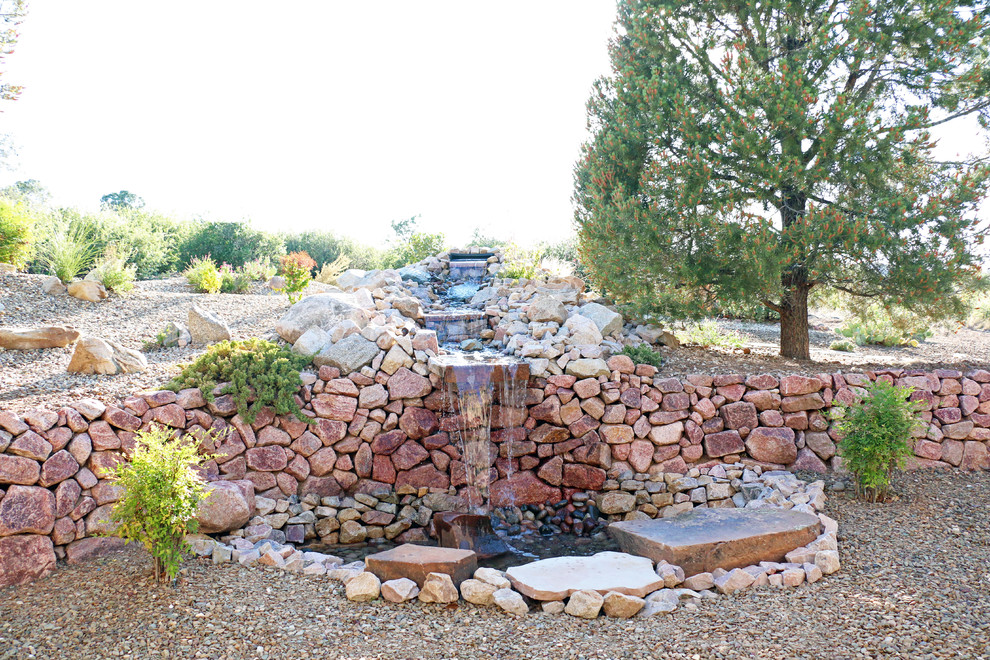 Esempio di un grande giardino xeriscape american style esposto a mezz'ombra con fontane e ghiaia