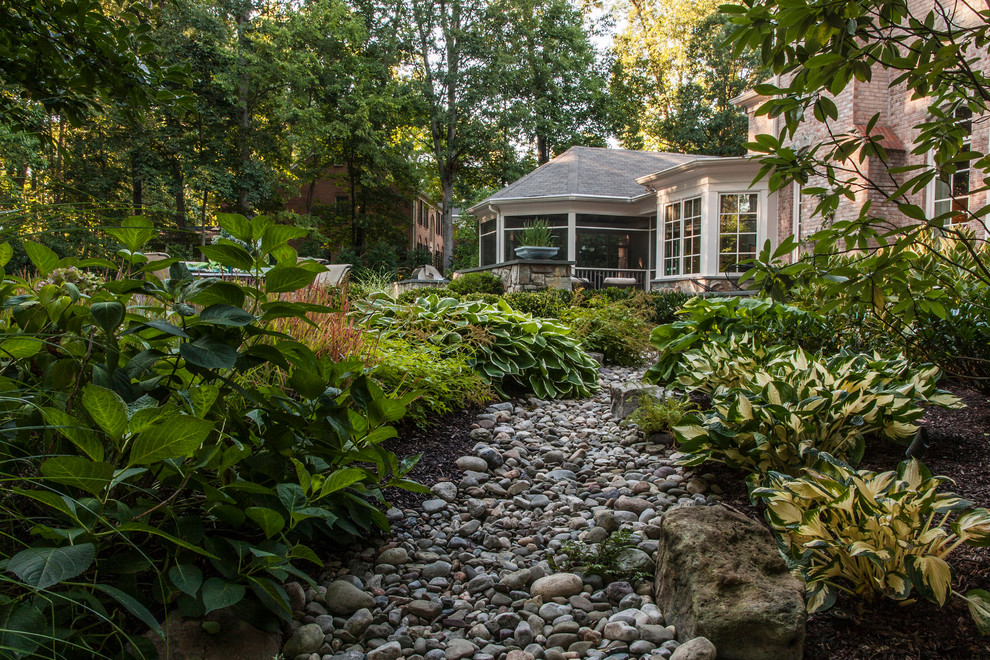 Пример оригинального дизайна: летний участок и сад среднего размера на заднем дворе в стиле фьюжн с полуденной тенью и покрытием из гравия